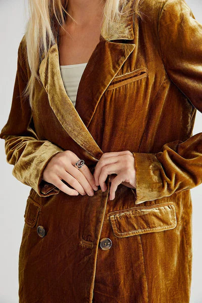 Elegant Long-Sleeve Velvet Blazer with Button Fastening